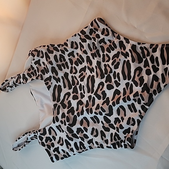 NWT LEOPARD ONE PIECE BATHING SUIT + NWT The Day Fashion Sunglasses - Picture 7 of 16